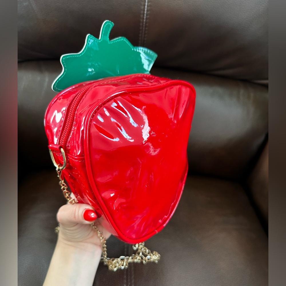 Strawberry-Shaped Red Bag with Gold Chain - Picture 5 of 8